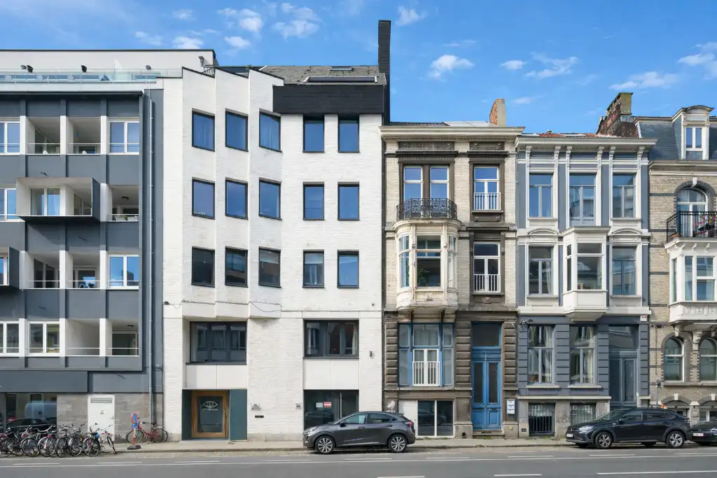 Instapklaar stadsappartement met 1 slaapkamer en EPC B-score nabij het Citadelpark en station Gent-Sint-Pieters foto {{pictureIndex}}