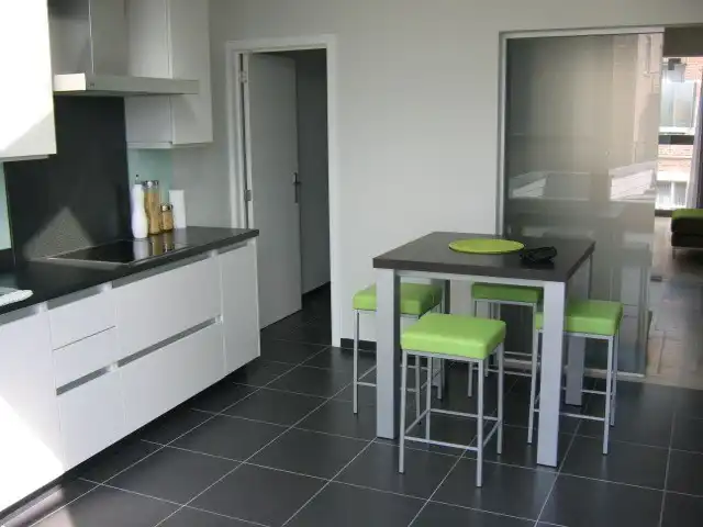 Stijlvol duplexappartement in centrum v Hoeselt met 1 slaapkamer en terras. Geen gemeenschappelijke onkosten foto 4