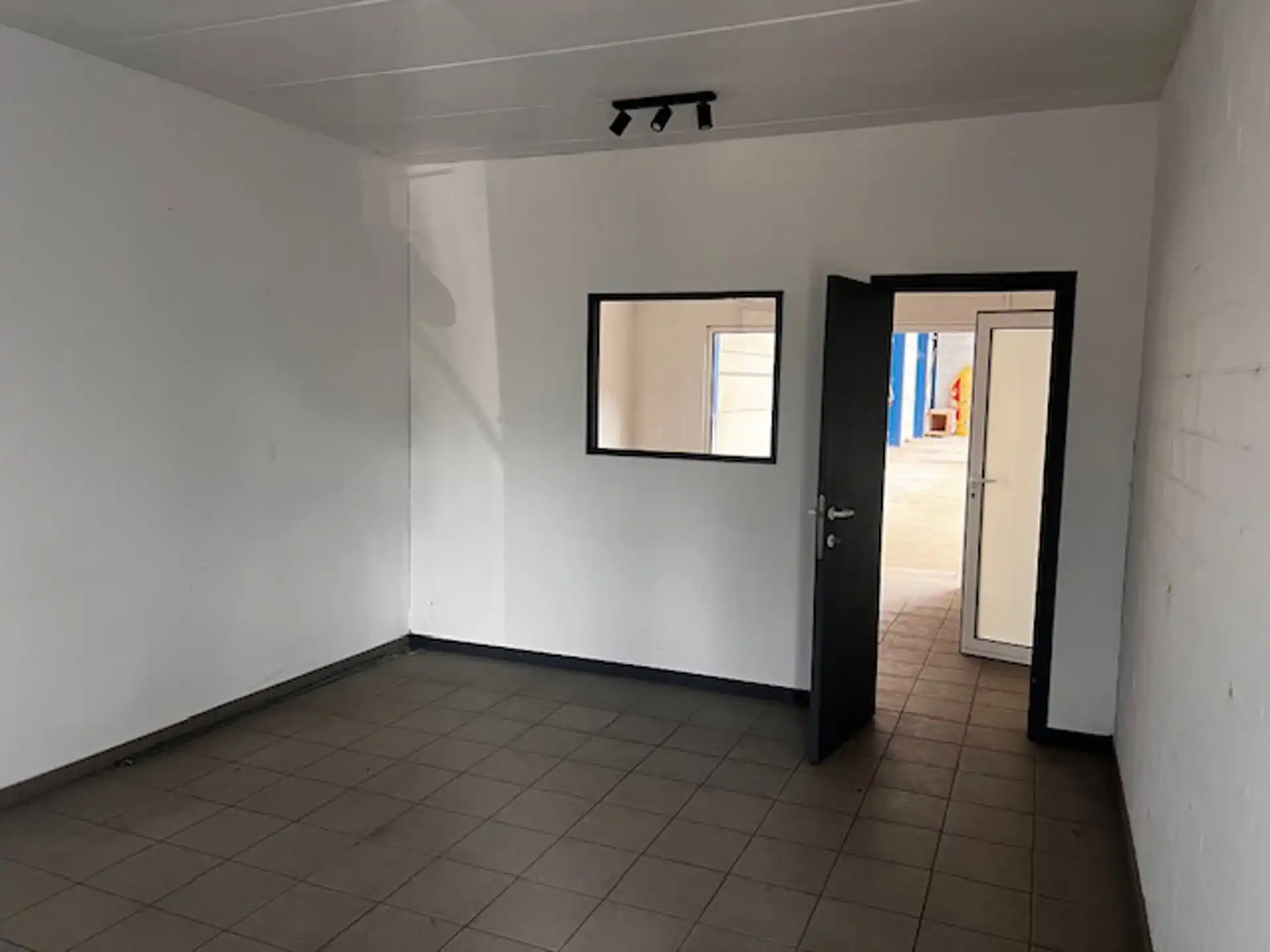 Te Huur Strategisch Gelegen Magazijn met Kantoorruimte te Ranst foto 4