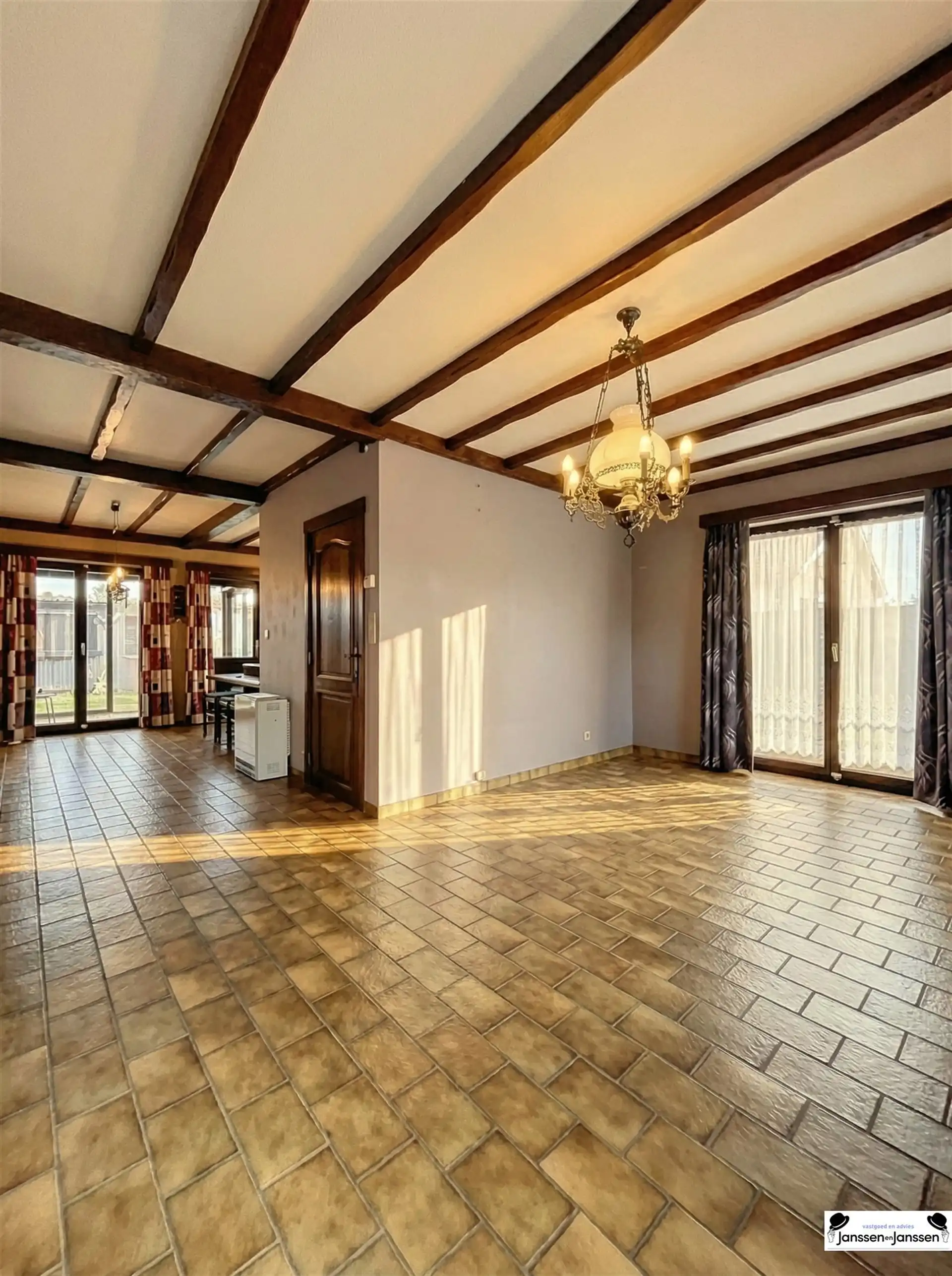 Ruime woning met 3 slaapkamers en aparte garage foto 4