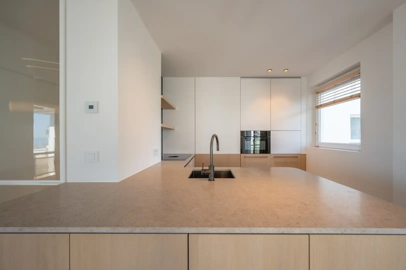 Luxueus gerenoveerd hoekappartement met zeezicht vlakbij de wandeldijk in het Zoute. foto 16