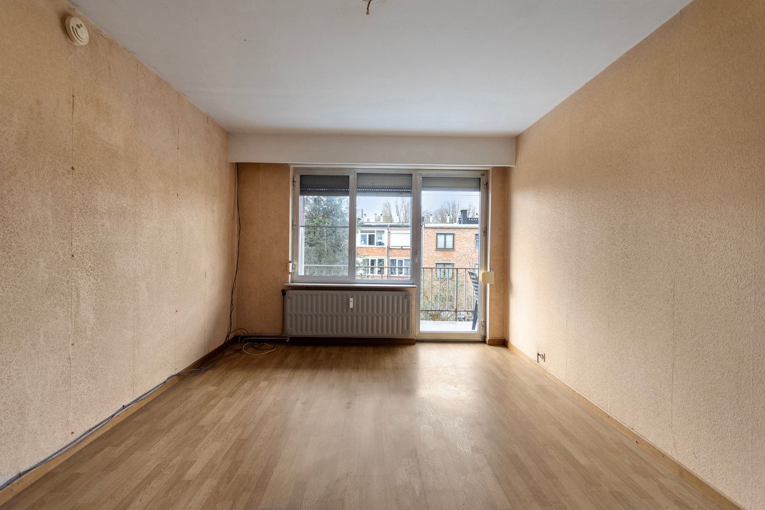 Volledig te renoveren ruim appartement (110m2) met 2 slaapkamers, dressing, ruim terras en inpandige parkeerplaats! foto 12