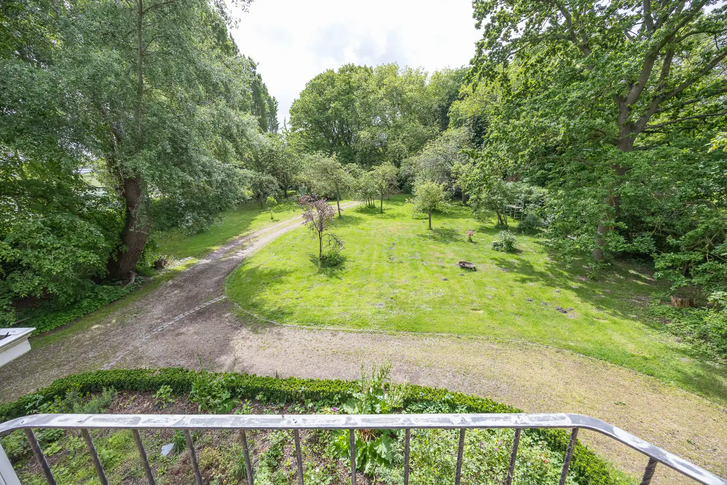 Karaktervolle woning op uniek domein foto 23