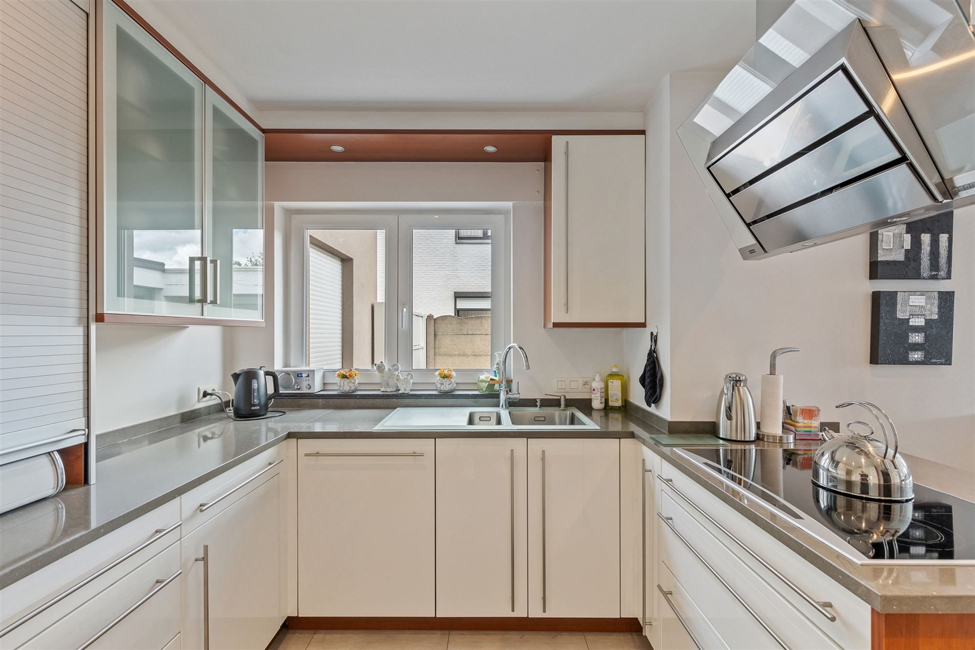 PERFECT ONDERHOUDEN GELIJKVLOERS APPARTEMENT MET 2 SLAAPKAMERS EN RUIME TUIN MET CARPORT EN BERGING TE HEUSDEN foto 11