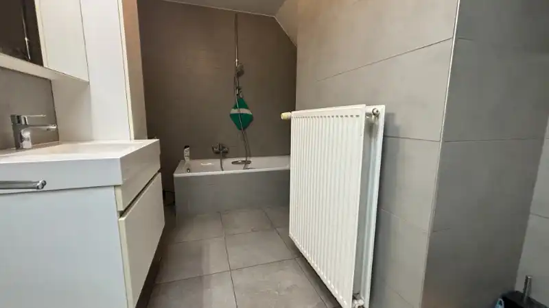 Instapklaar 2-slaapkamerappartement met TERRAS en AUTOSTANDPLAATS te huur in Torhout foto 7