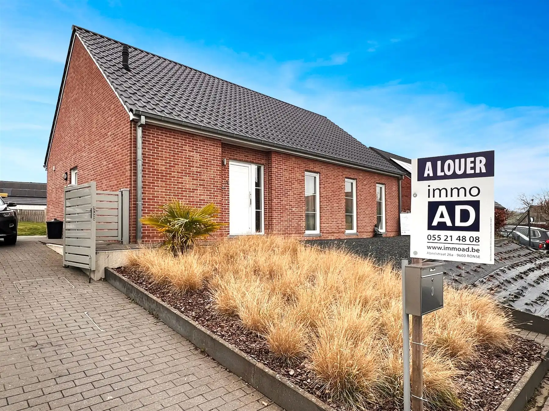 Moderne gelijkvloerse villa met tuin foto {{pictureIndex}}