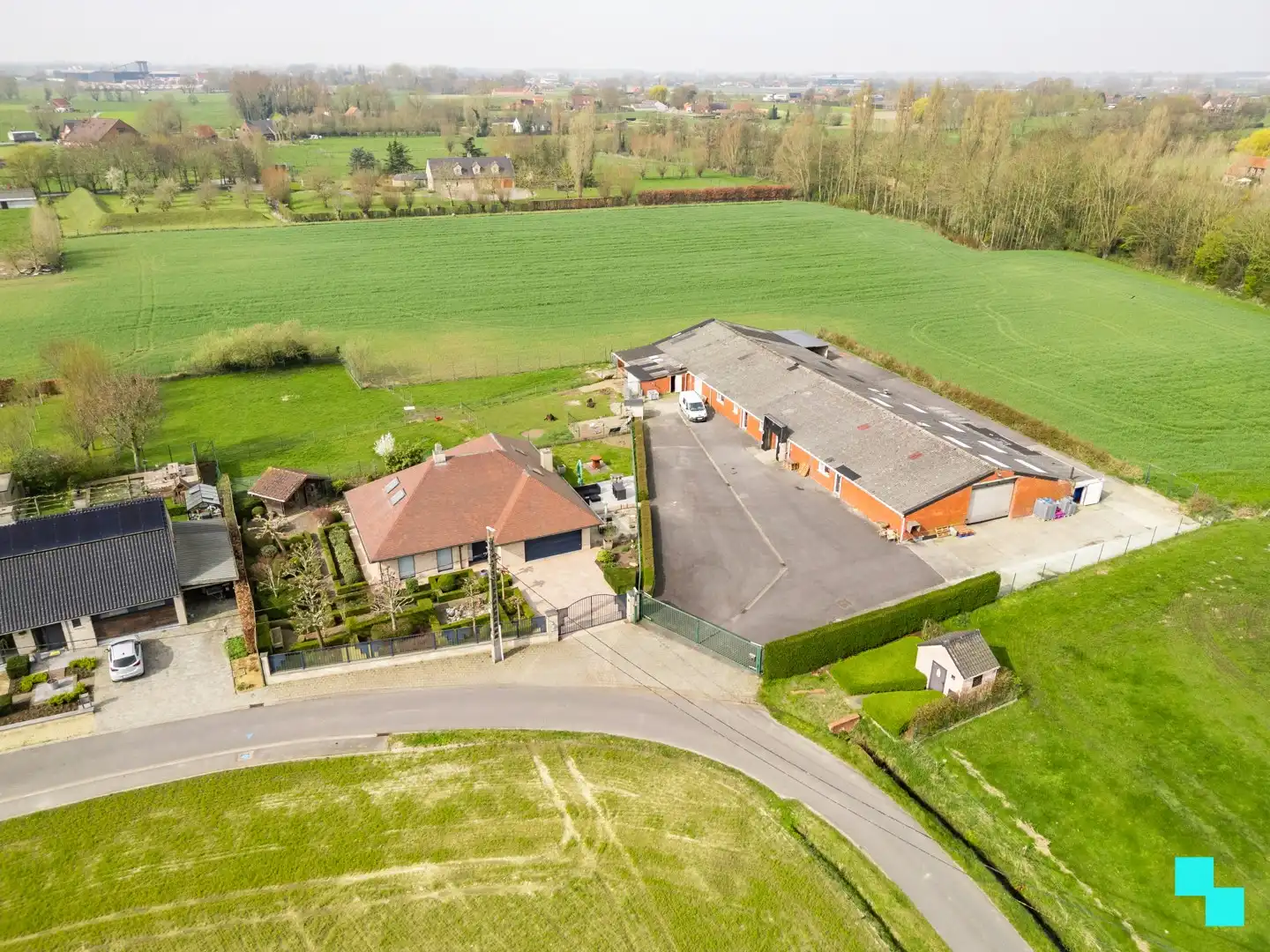 Ruime woning met loods in groene omgeving - Oekene foto 3