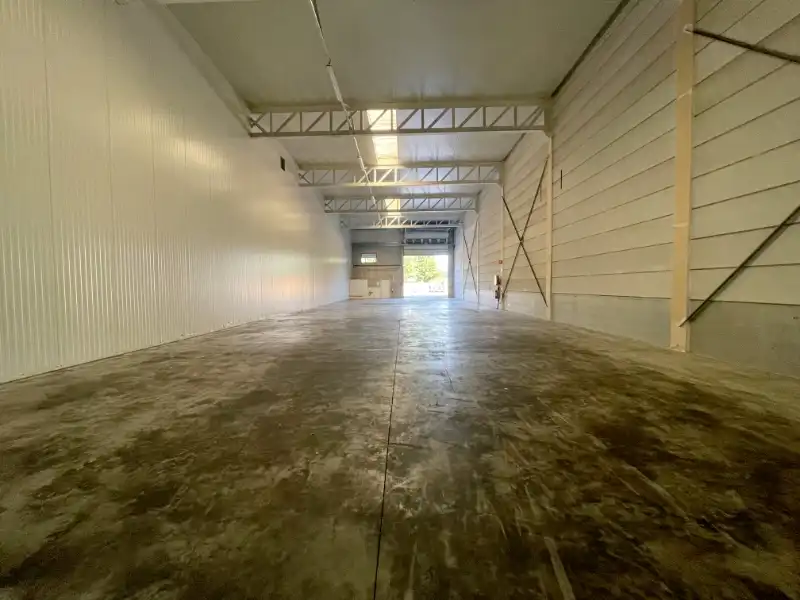 Magazijnen met kantoorruimte te huur foto 3