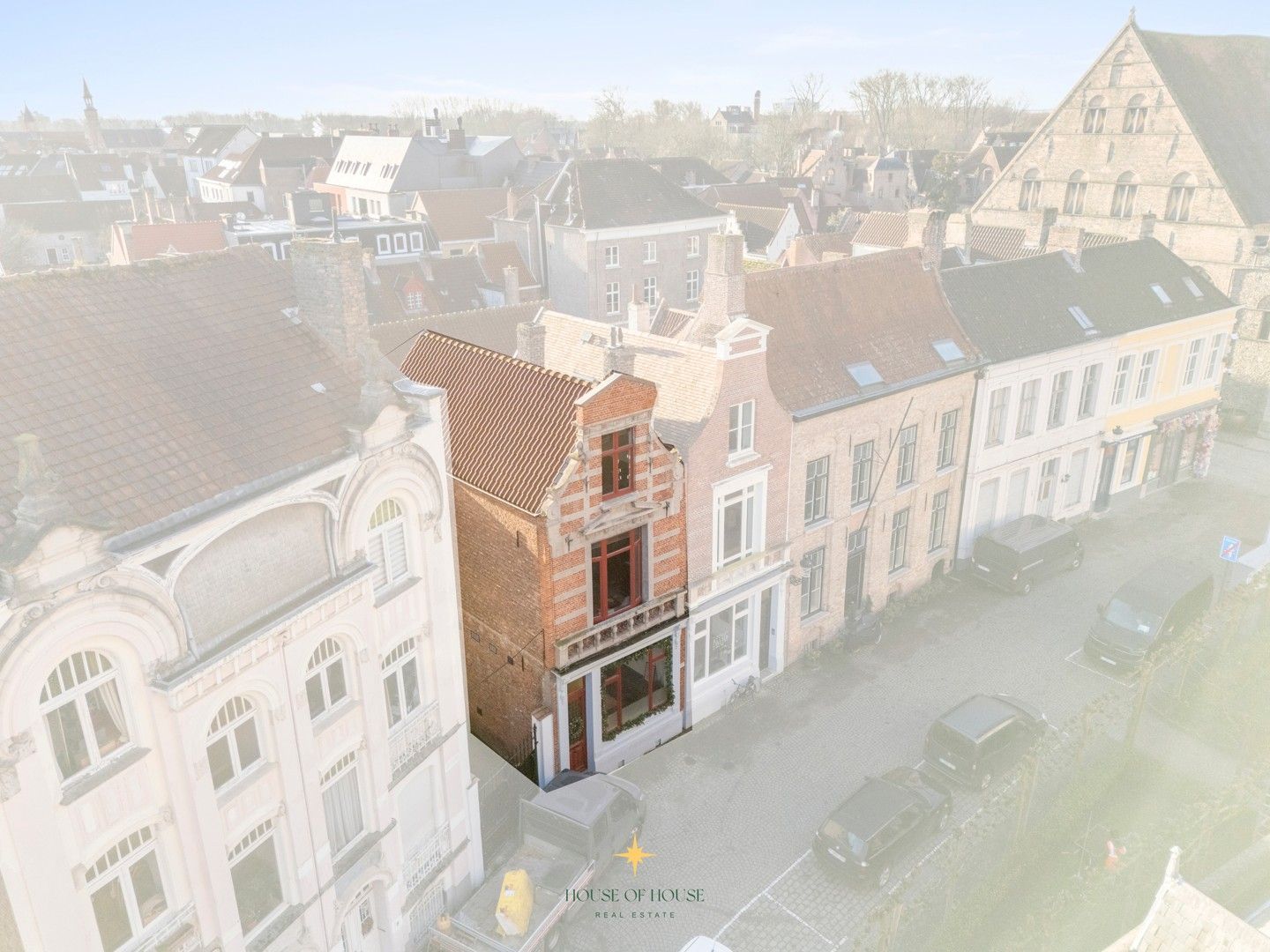 Hoofdfoto van de publicatie: Subliem gerenoveerde stadswoning in een uitzonderlijk historisch kader rond de Onze-Lieve-Vrouwekerk