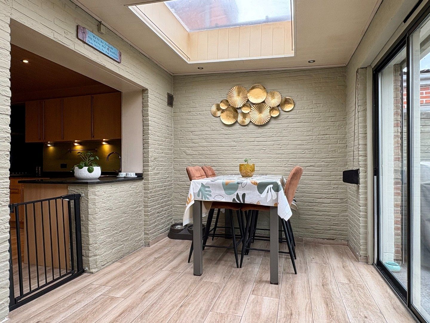 Starterswoning te koop in Roeselare met 2-3 slaapkamers en een ruime  vernieuwde leefruimte.  foto 8