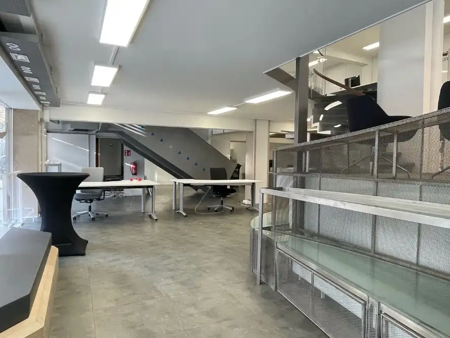 Instapklaar en polyvalent handelspand/kantoor te huur op TOPLOCATIE foto 15