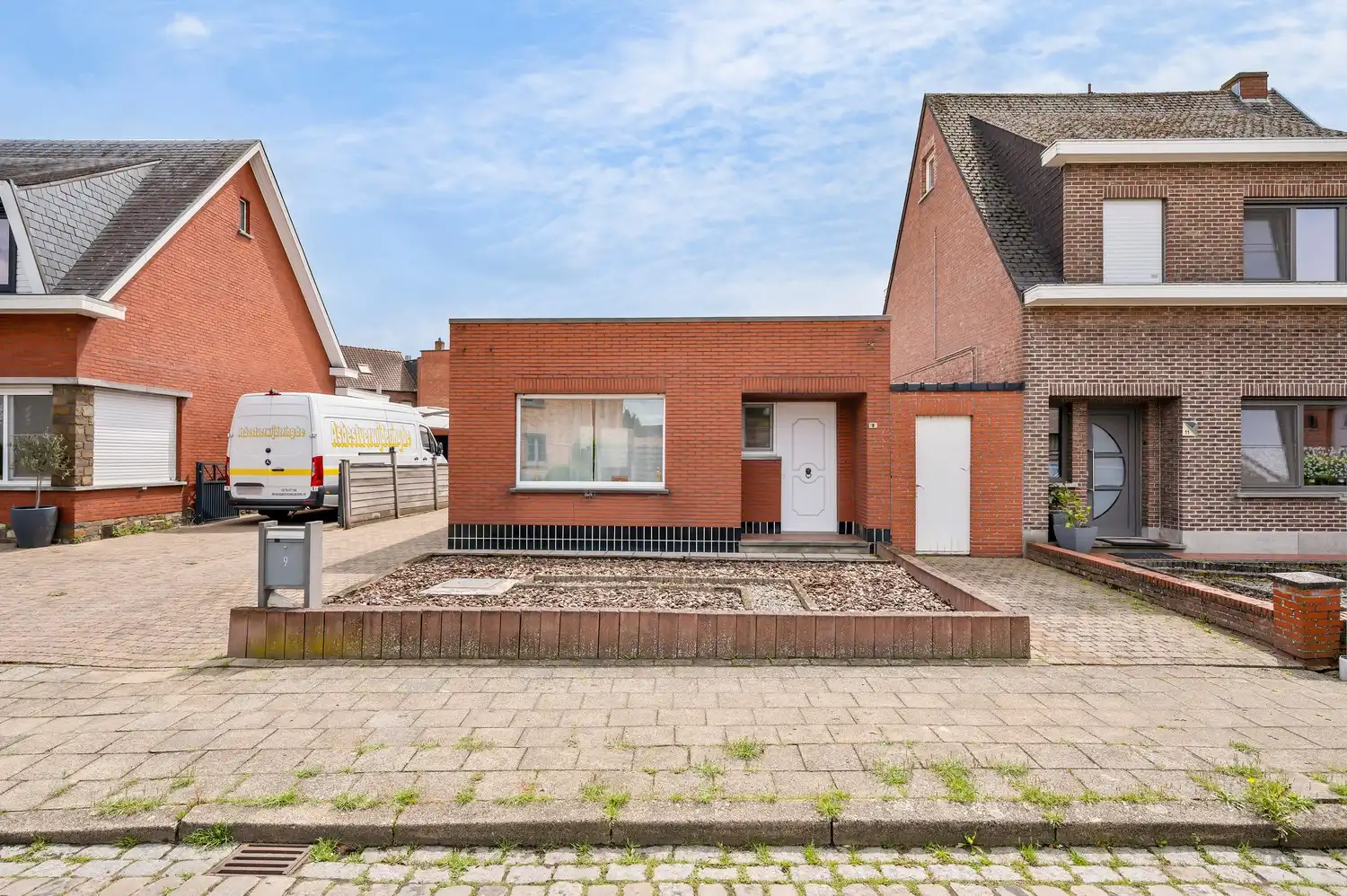 TE RENOVEREN WONING OP GOEDE LOCATIE + MAGAZIJN foto 2