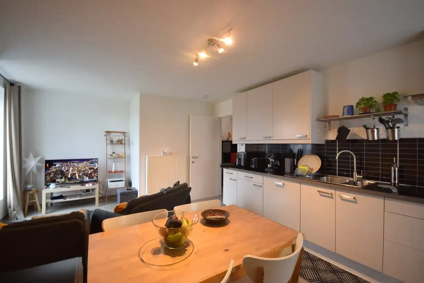 TWEE SLAAPKAMER APPARTEMENT MET GARAGE EN AUTOSTAANPLAATS CENTRUM RUMBEKE foto 3