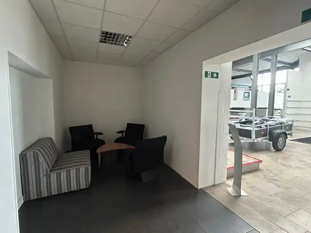 BEDRIJFSPAND MET SHOWROOM EN KANTOREN foto 19