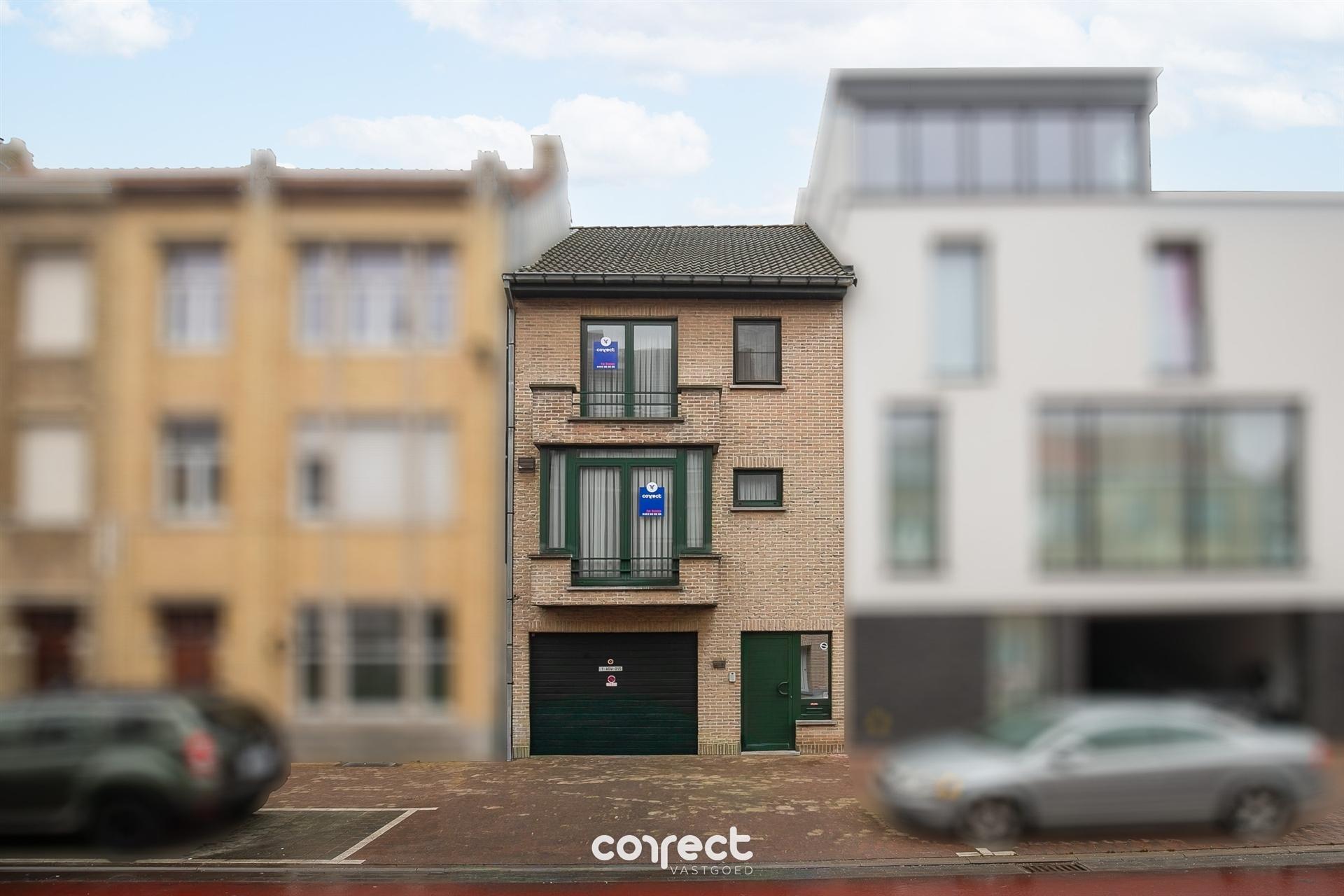 Instapklare gezinswoning met garage voor 3 wagens, terras en ruime zongerichte tuin. foto 14