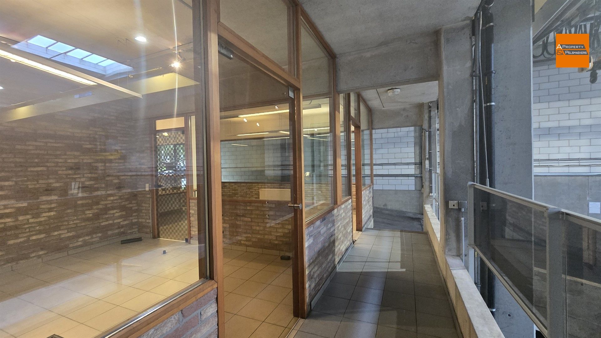 Groot Magazijn/Atelier (1050 m²) met Kantoorruimte (140 m²) te Laken (Mutsaard) foto 21