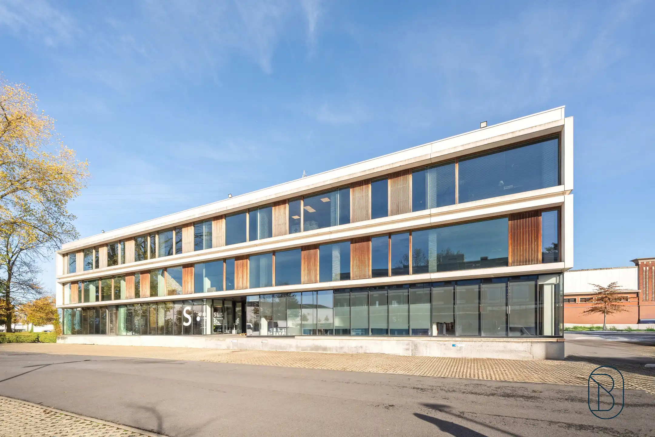 Lichtrijk groot kantoor in mooi bedrijfscomplex te Zwevegem foto {{pictureIndex}}