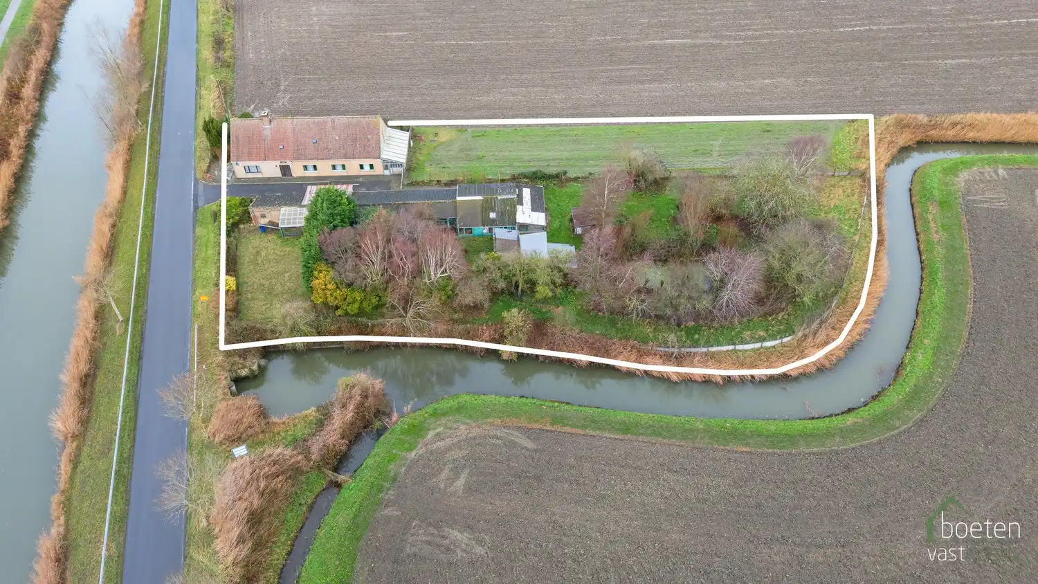 Steenkerke: Prachtig gelegen landhuis langs de Lo-vaart tussen Veurne en Alveringem op 38a 90ca grondopp. foto 25
