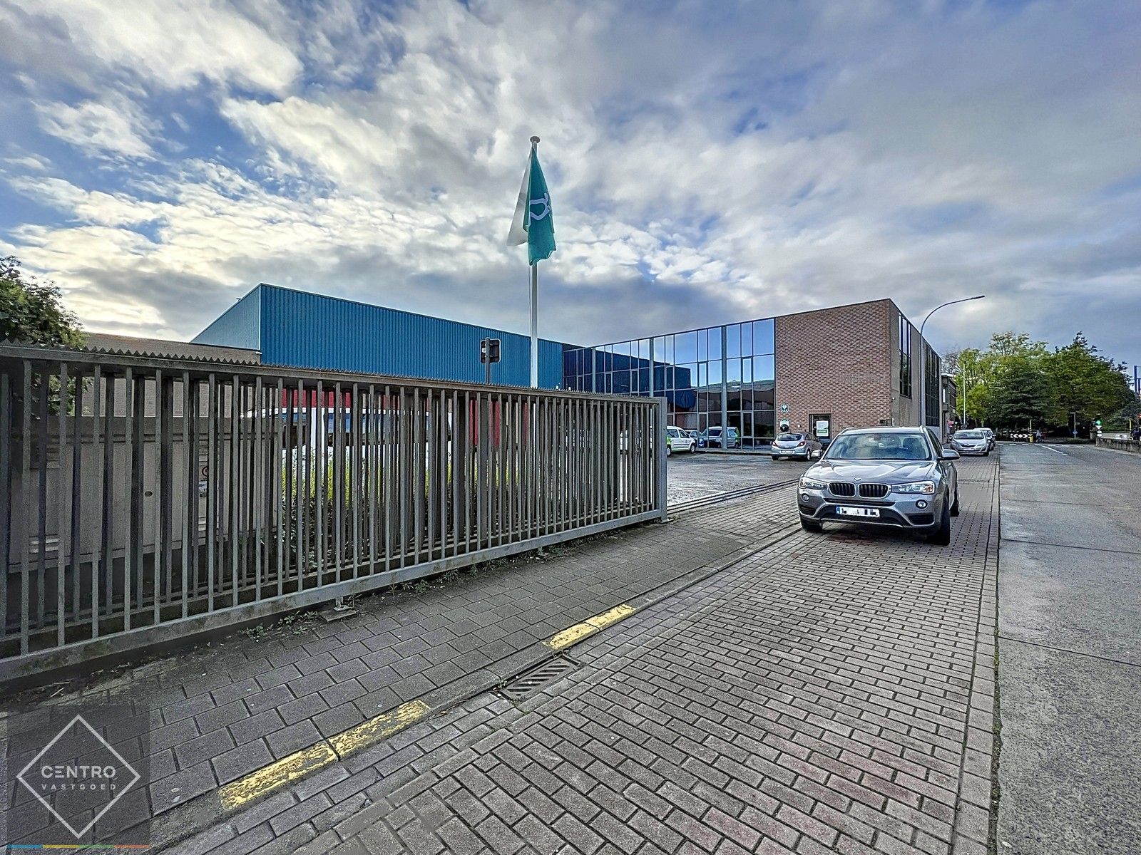 Instapklare burelen/showroom (± 1.400 m²) + opslagplaats  ( ± 2.700m²) met 4 sectionale poorten en VH van 7m te ROESELARE ! foto 4