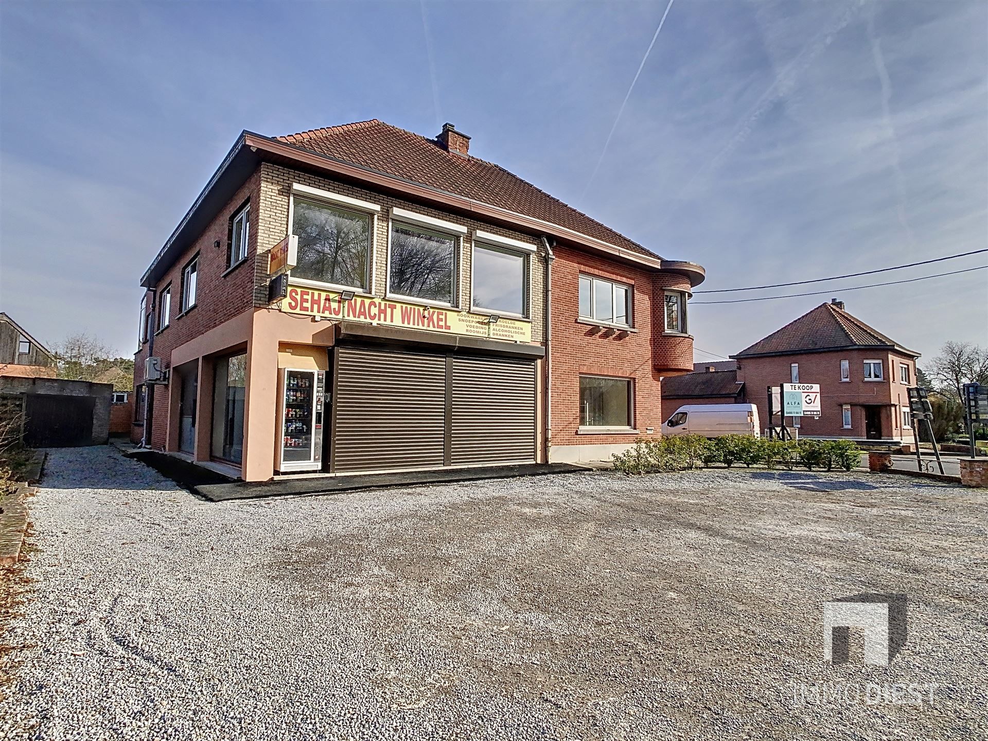 Commercieel handelshuis met appartement, veelzijdige opportuniteit in Okselaar! foto 2