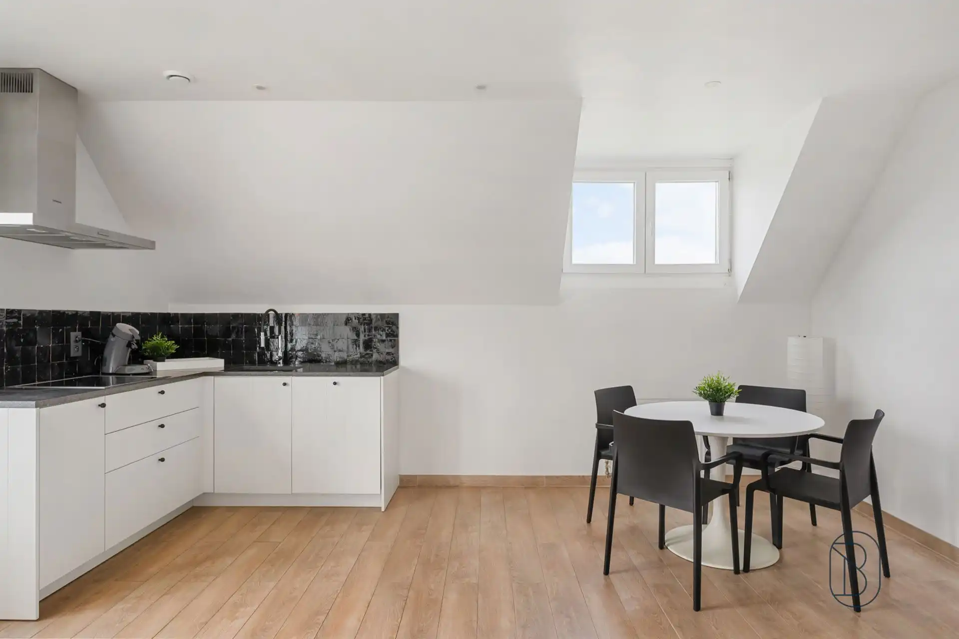 Ideaal kantoorgebouw/praktijk met appartement/extra kantoor foto 16