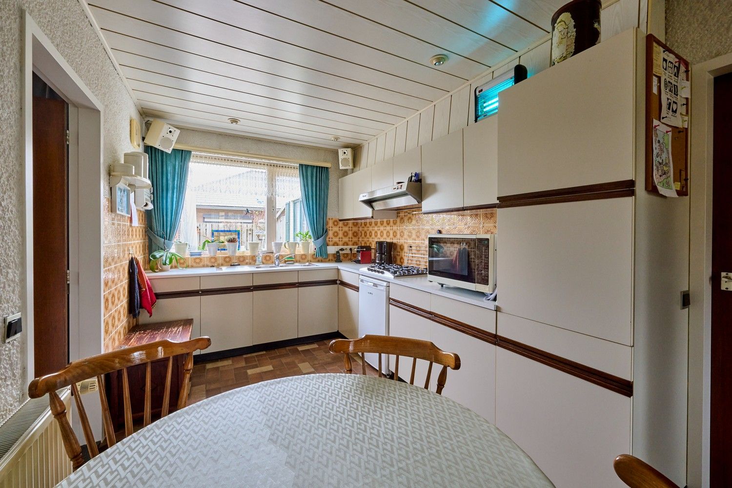 Gezellige en goed onderhouden bungalow met praktische bovenverdieping op fraai aangelegd perceel foto 3