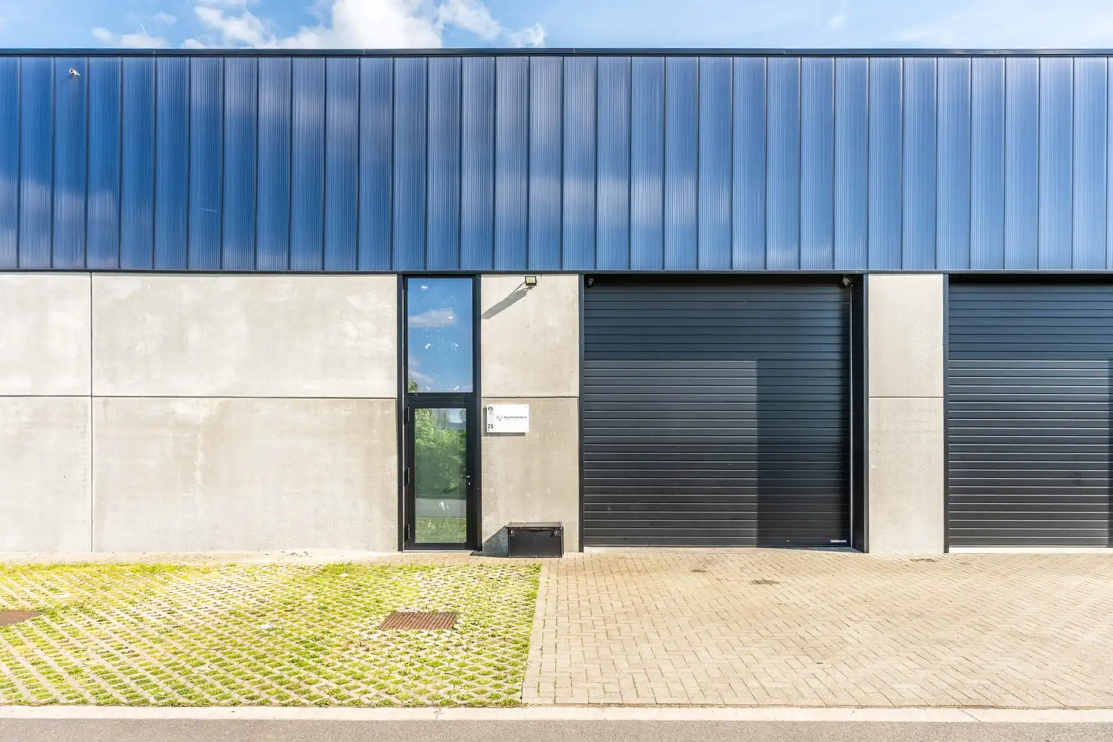 KMO-unit van 253 m² met 3 parkeerplaatsen en vergunde conciërgewoning foto 3