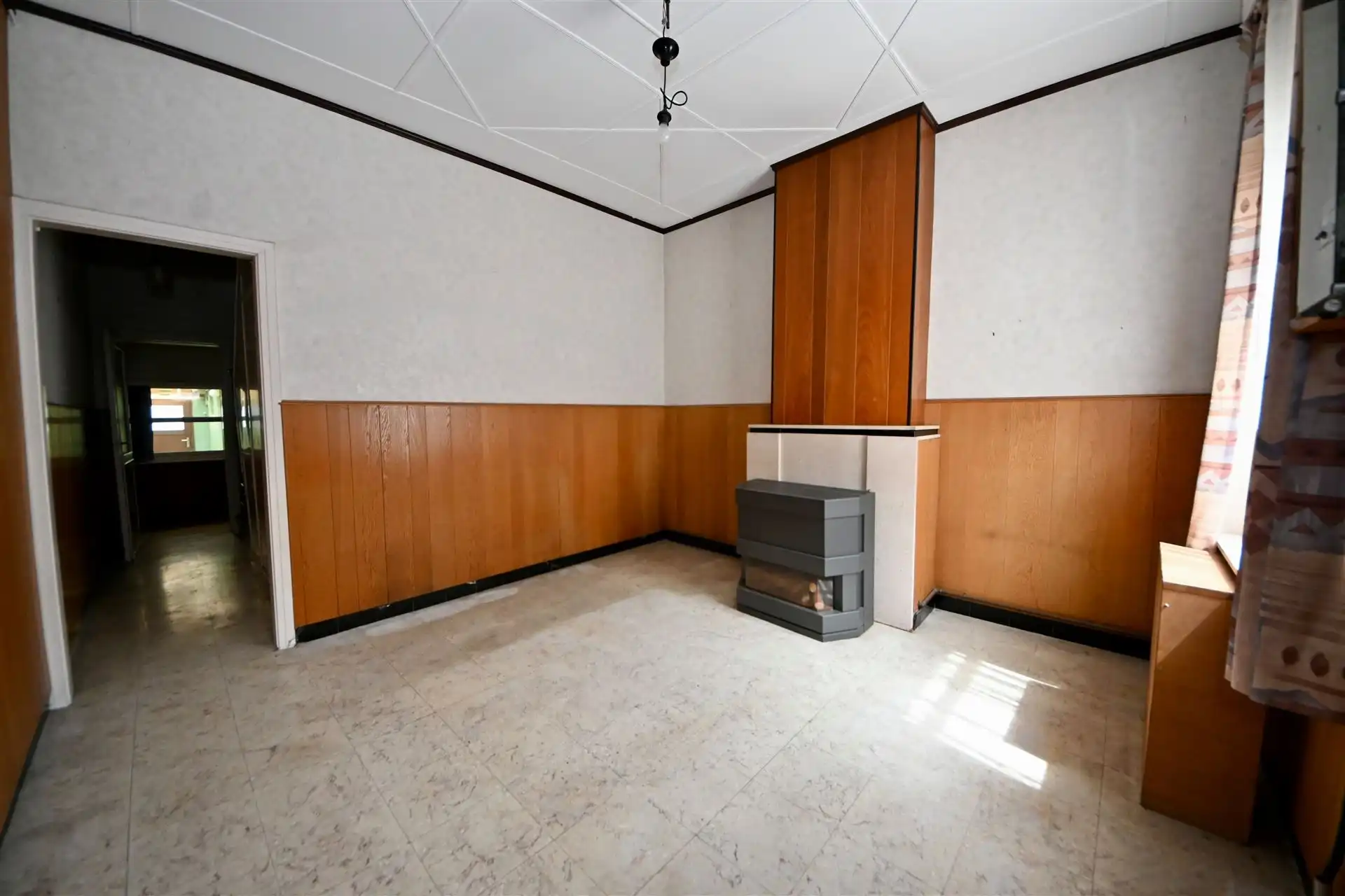 Te renoveren woning met 3 slaapkamers, tuin en garage.  foto 3
