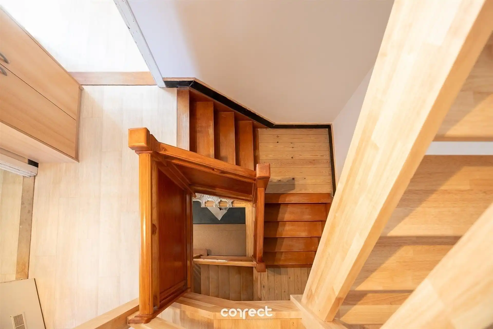 Halfopen bebouwing met oprit, garage, tuin en 3 slaapkamers. foto 5