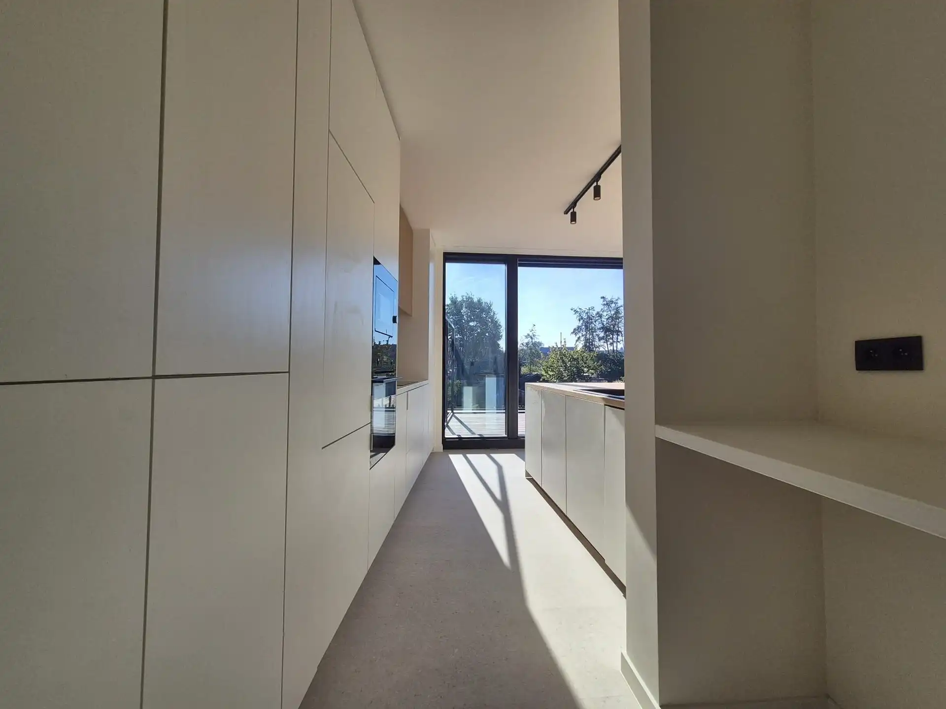 Ruime en luxueus afgewerkte duplex met 4 slaapkamers, terras en tuin. foto 7