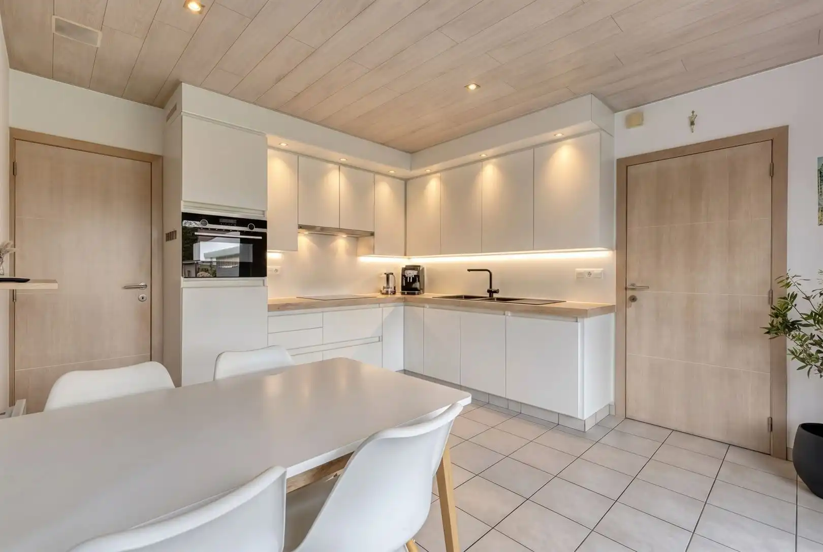 Verzorgde woning met 3 slpk en garage foto 10