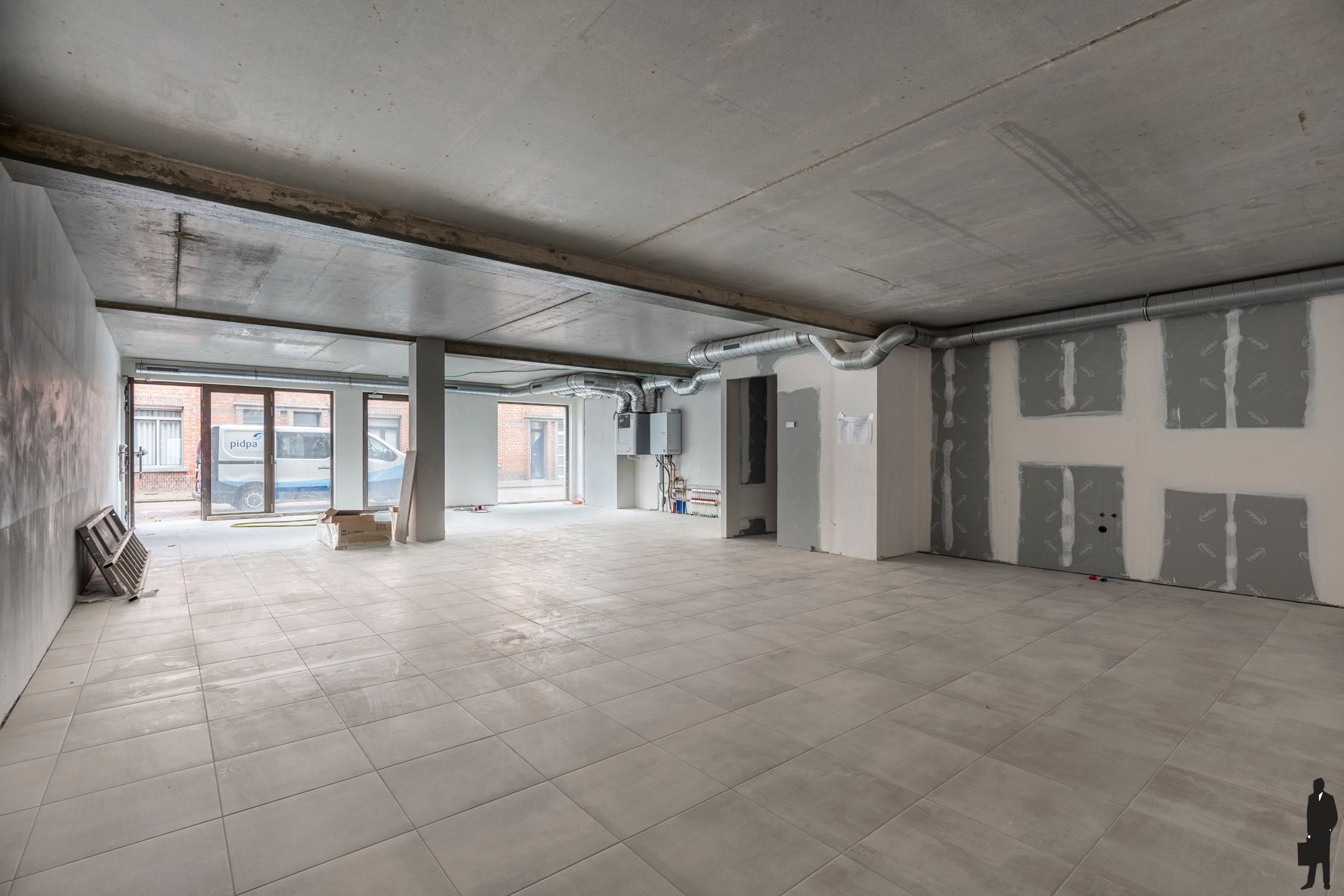 Instapklaar gelijkvloers handelspand in Turnhout foto 3