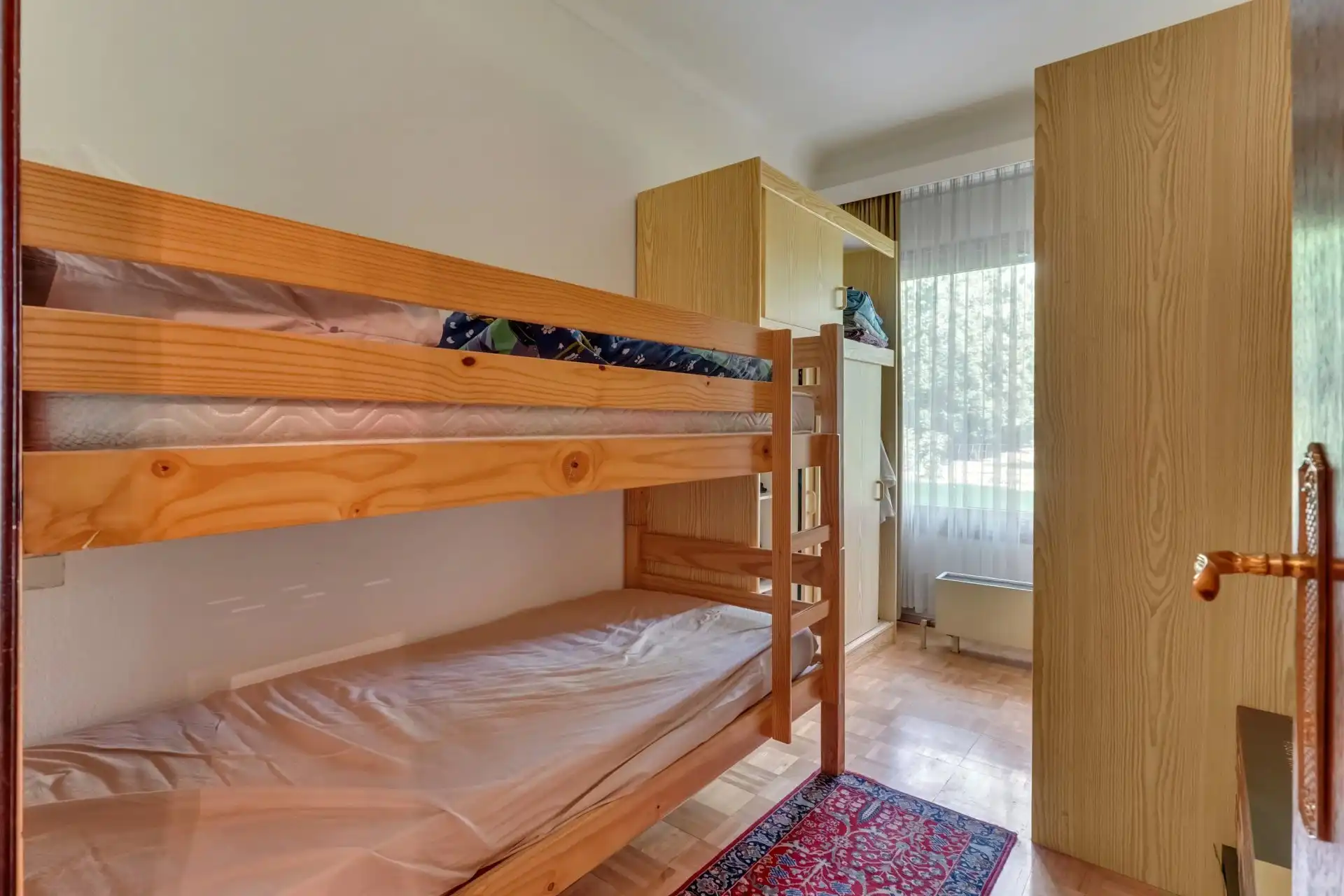 Zeer ruim gelijkvloers appartement met kelderparking foto 9