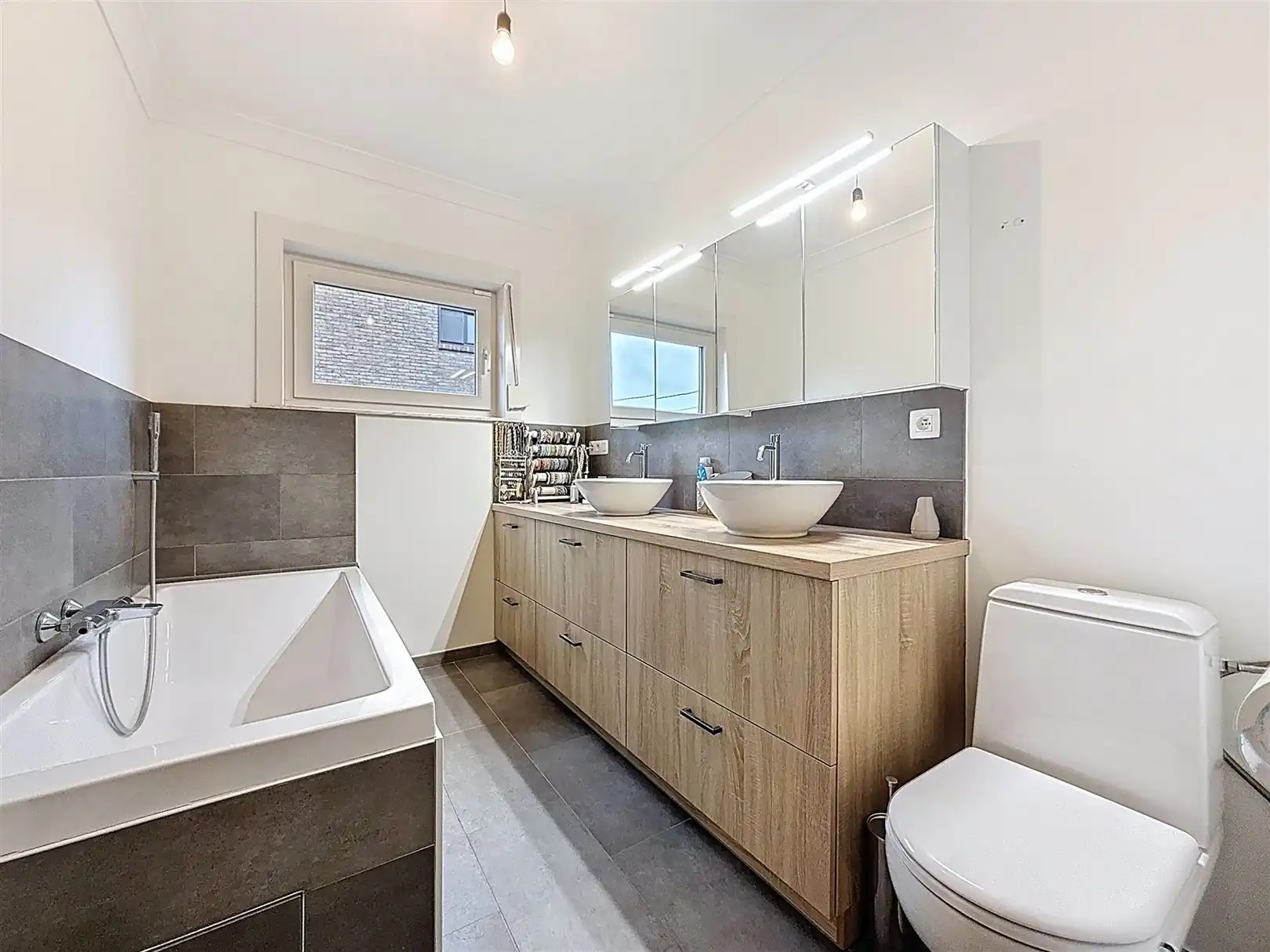 Ruime open bebouwing met 4 slpks, veranda, tuin, garage, 8a  foto 21