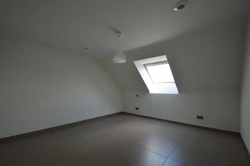 Prachtig afgewerkte woning met aangelegde tuin & garage foto 11