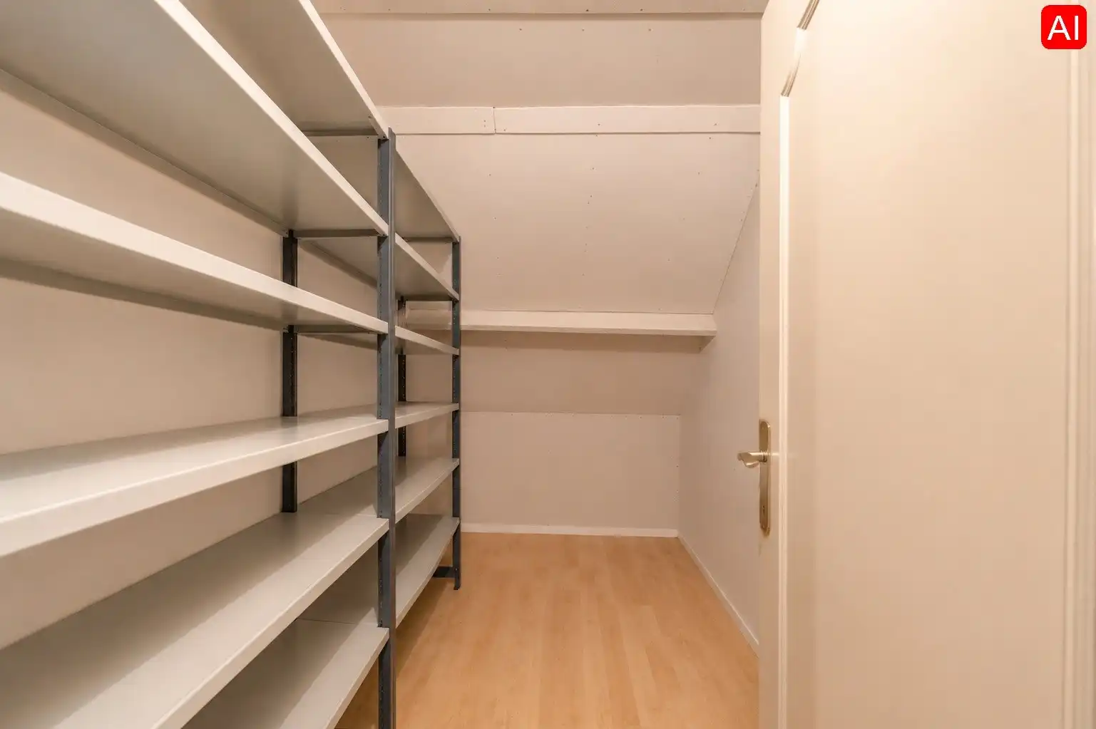 KARAKTERVOLLE ALLEENSTAANDE WONING MET 5 SLAAPKAMERS EN TUIN foto 24