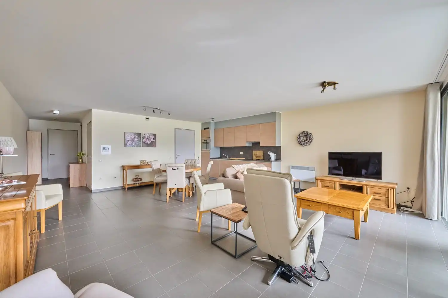 Senioren appartement gelegen op de eerste verdieping met zongericht terras en fijn uitzicht op het stadsplein foto 12