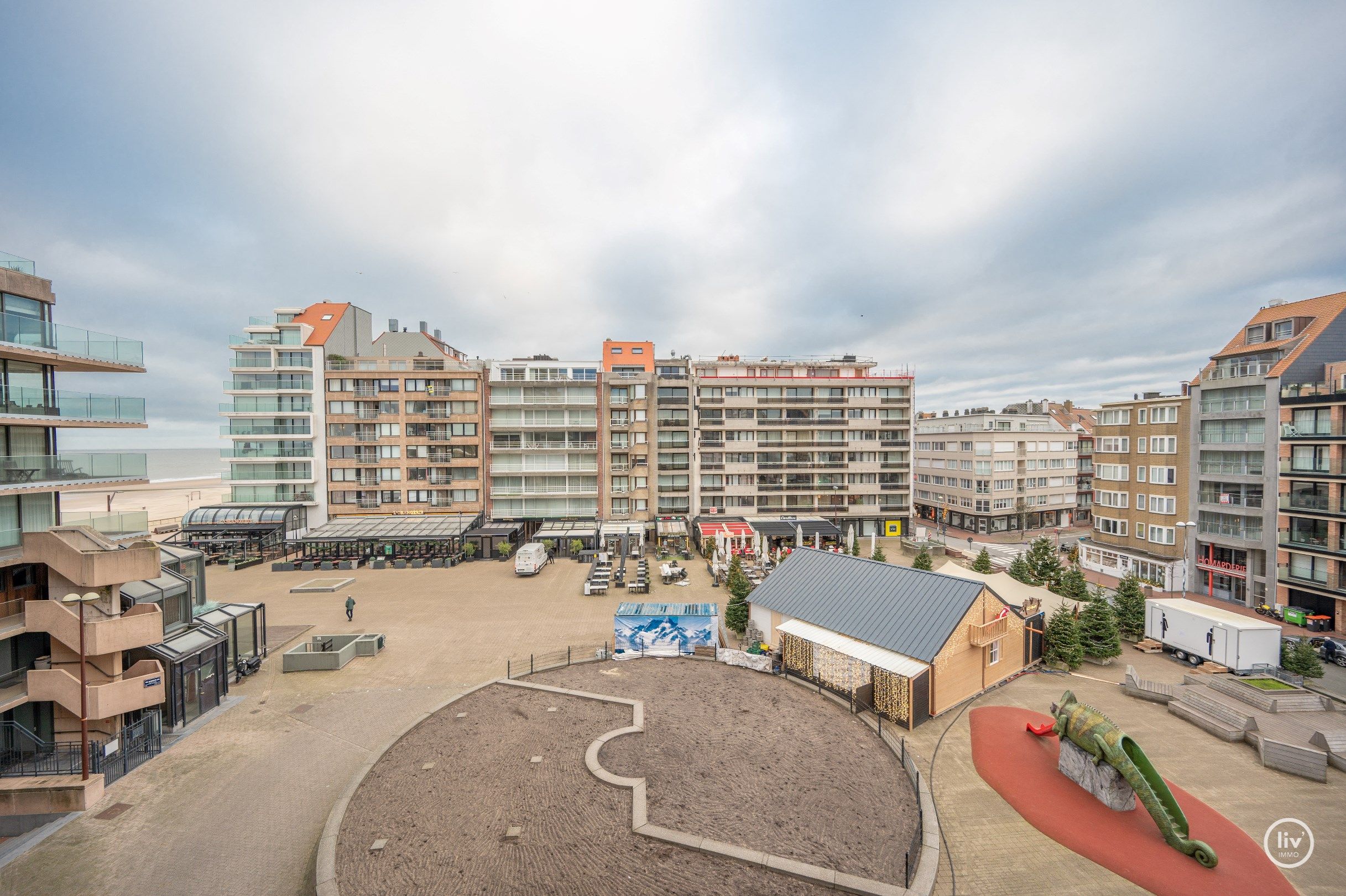  Ruim (115 m²) en volledig gerenoveerd appartement met prachtig zeezicht, ideaal gelegen op het Van Bunnenplein in Knokke. foto 9