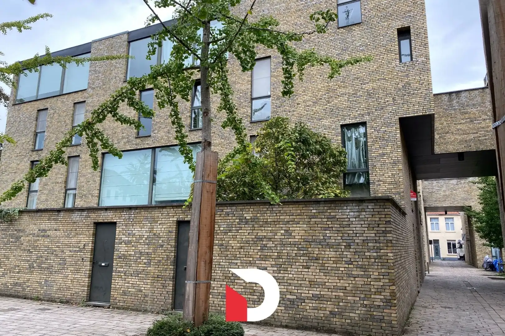 Lichtrijke woning met 3 slaapkamer, 2 badkamers, ruim terras in centrum Brugge foto {{pictureIndex}}