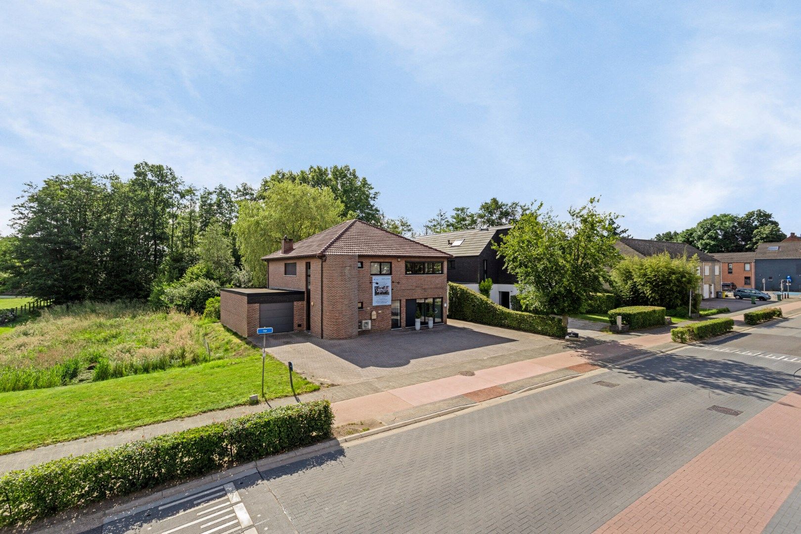 Uniek handelshuis met diverse mogelijkheden, voldoende parking en instapklaar appartement in Olmen !  foto {{pictureIndex}}