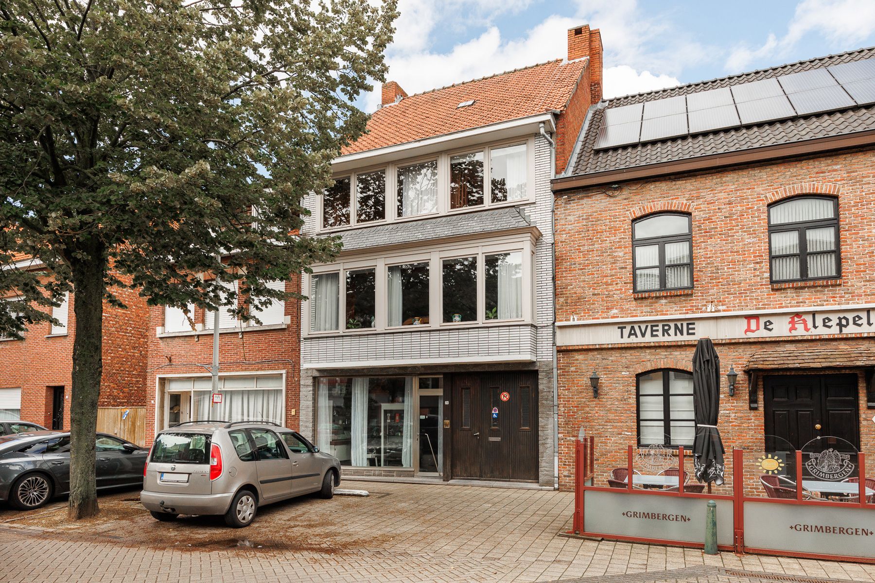 Te renoveren woning in het centrum van Beerse met een voormalige kapperszaak. foto 2