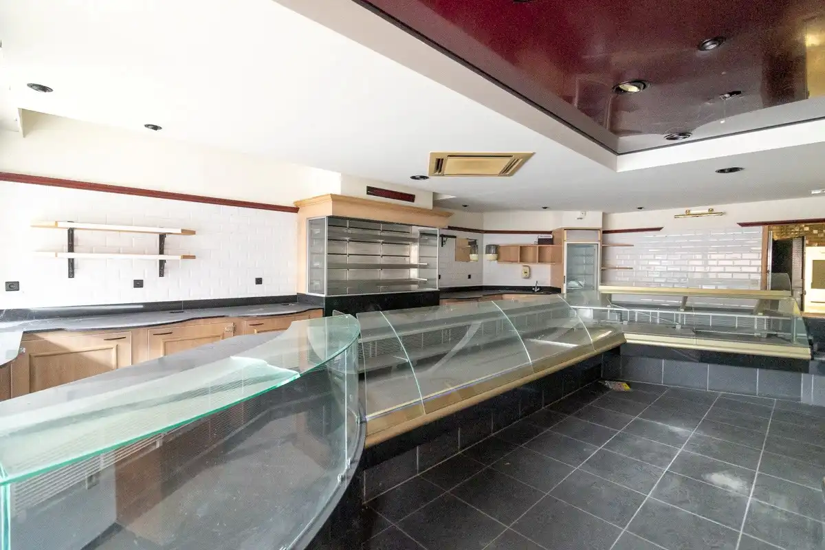 Ruime handelspand van 209m² met garage in hartje van Paal  foto 4