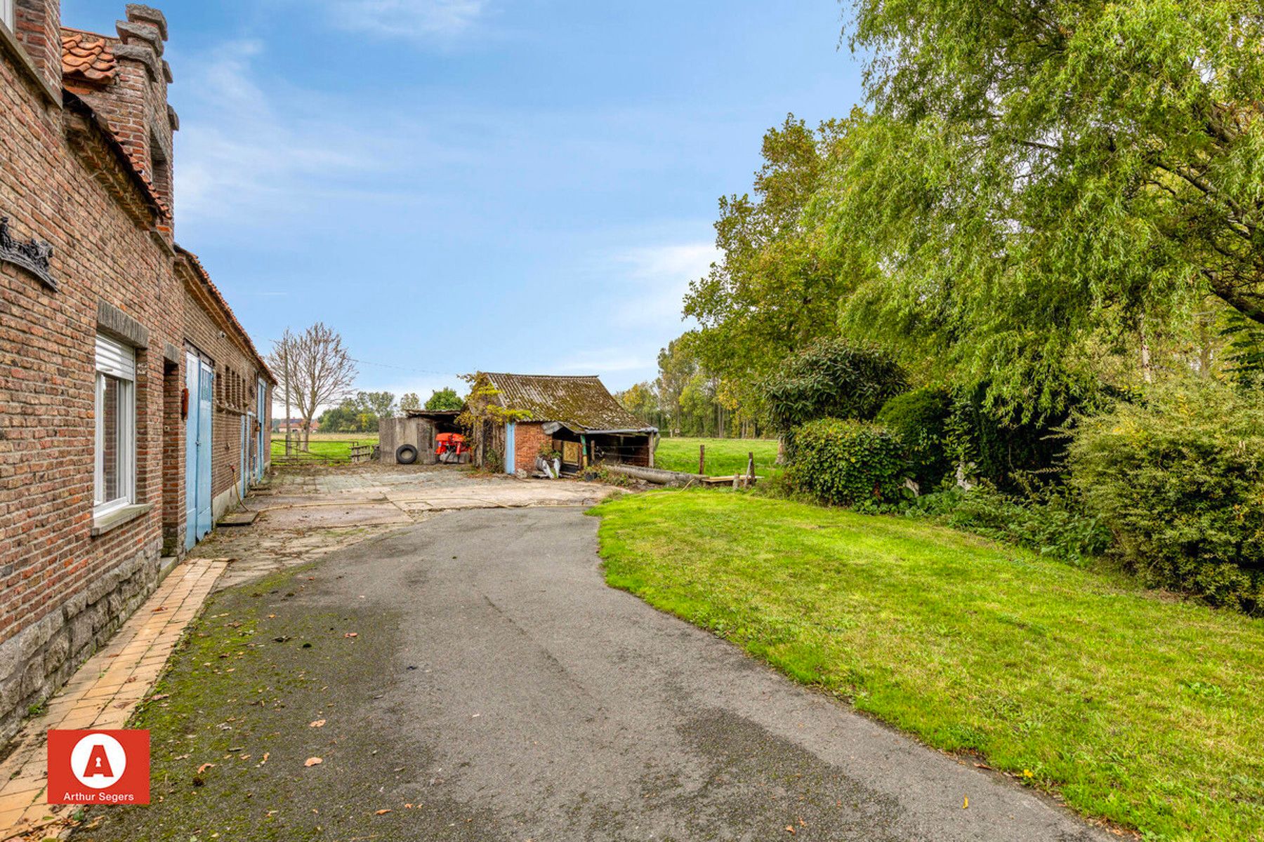 Uniek gelegen hoeve met bijgebouwen en weiland op 1,49 ha foto 4