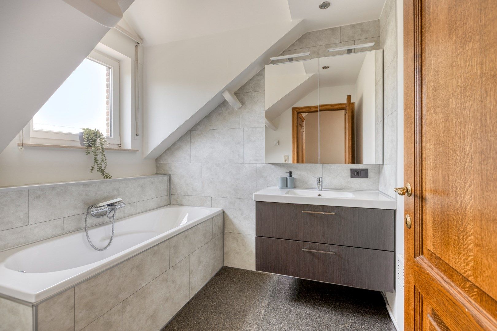 Instapklare woning met prachtig aangelegde tuin foto 21