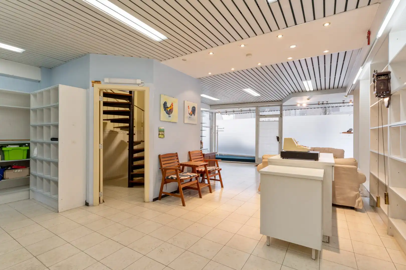 Centraal gelegen gebouw bestaande uit een handelspand op het gelijkvloers en een bovenliggend duplex-appartement! foto 5