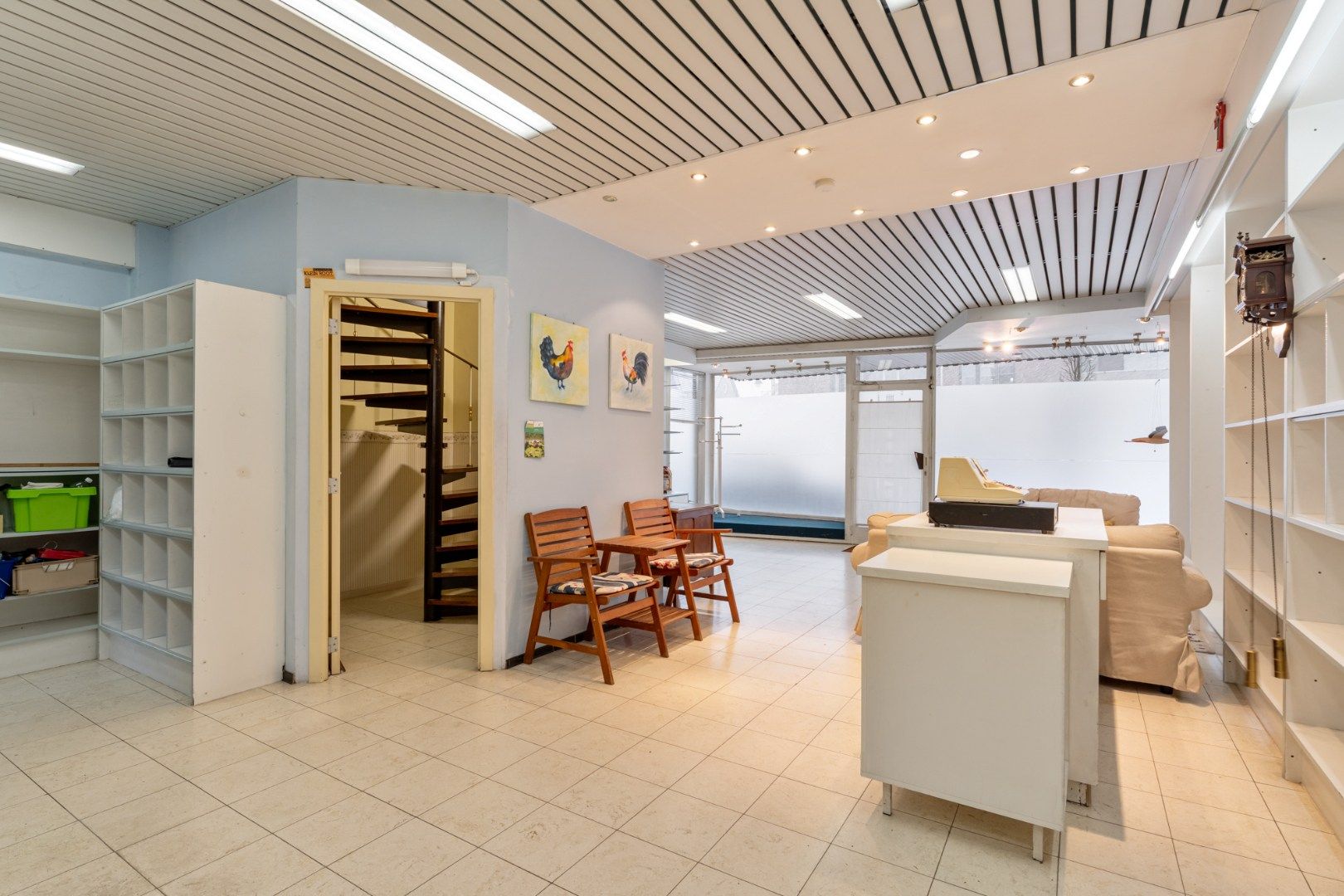 Centraal gelegen gebouw bestaande uit een handelspand op het gelijkvloers en een bovenliggend duplex-appartement! foto 5