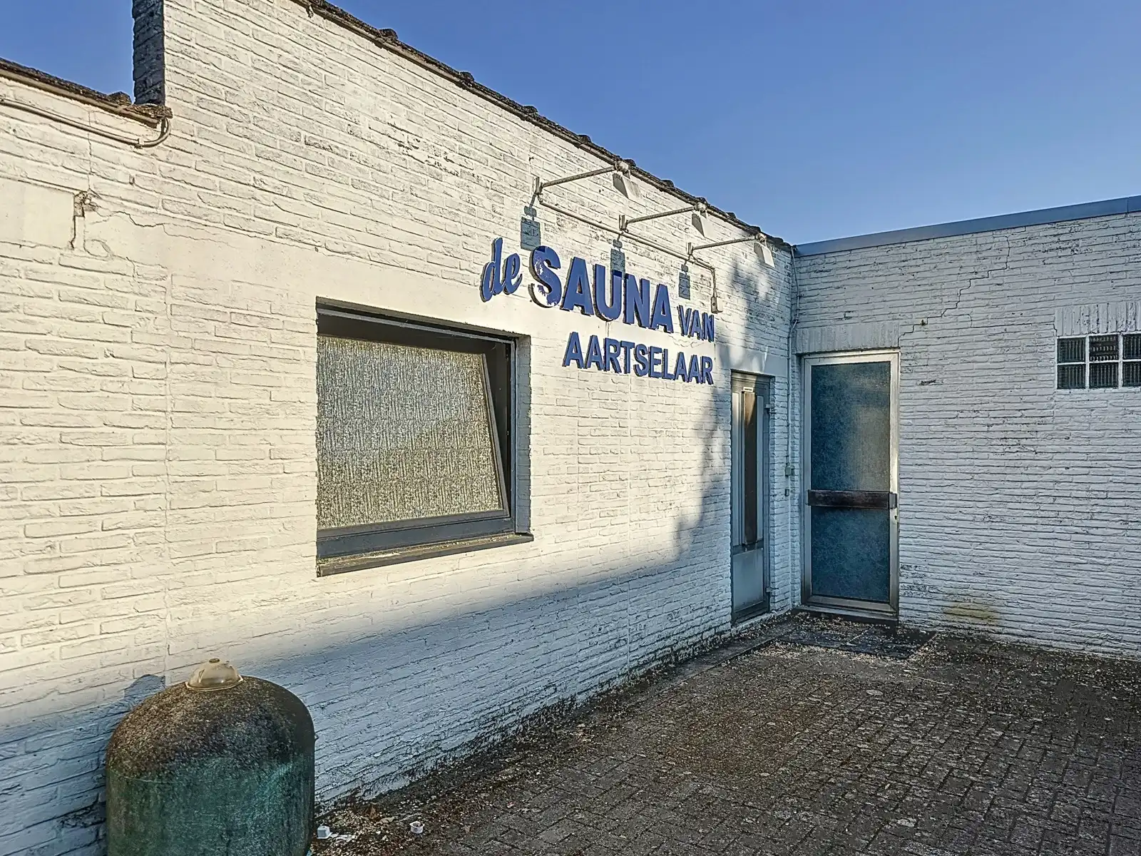 Commercieel pand in casco toestand met garage en parkings foto 8