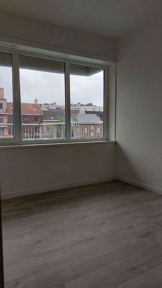 Genk, Dieplaan 25 bus 26 – Gerenoveerd appartement met 1 slaapkamer (43 m2 ) met ruim terras (40 m2) en kelderberging foto 4