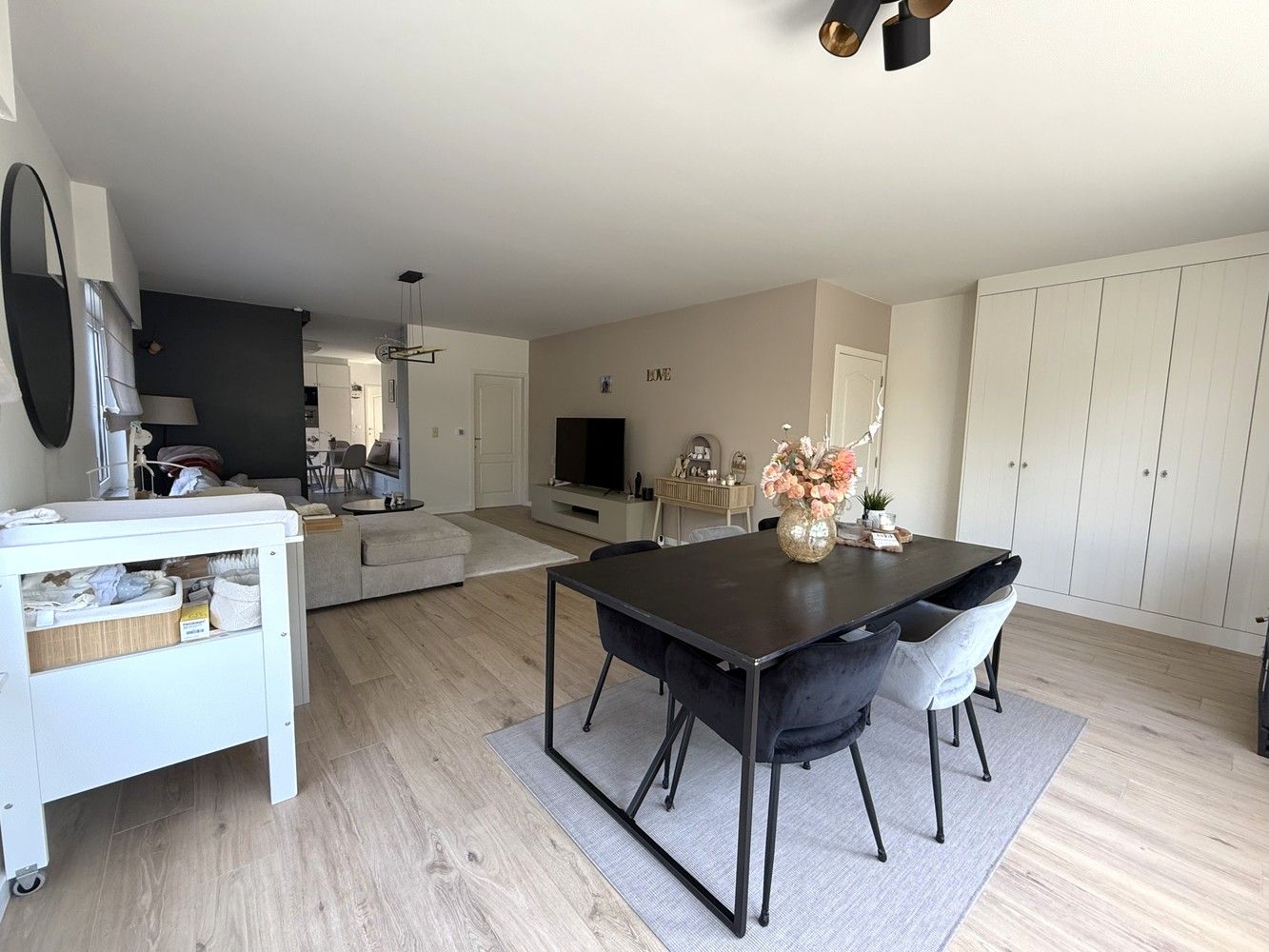Landelijk gelegen woning met groen verzicht foto {{pictureIndex}}