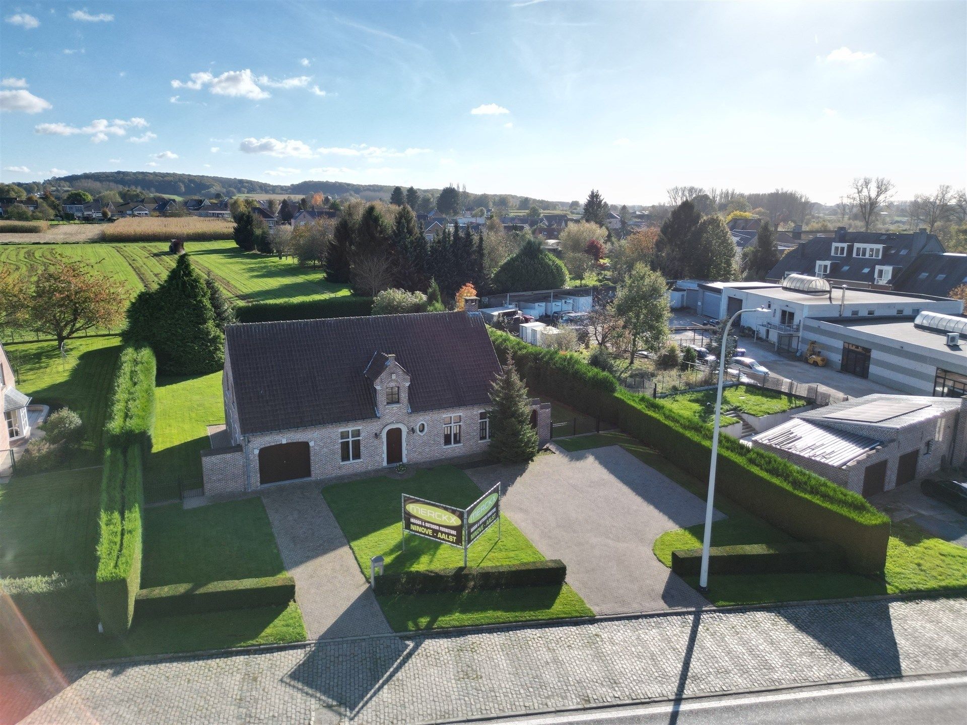 Eigendom voor gebruik als villa, bouwgrond voor woningbouw of baanwinkel foto 3